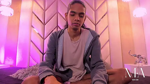 Snapshot of Max_Ari chatting on 01-13-26, 03:43 Max Ari online show from 01-13-26, 03:43