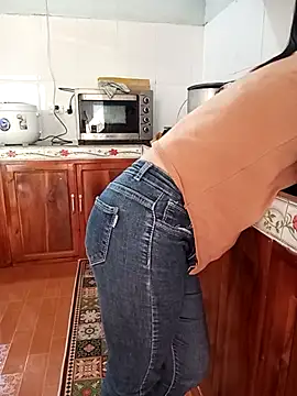 Snapshot of Sweet-Berryy chatting on 12-19-25, 04:38 Sweet-Berryy online show from 12-19-25, 04:38