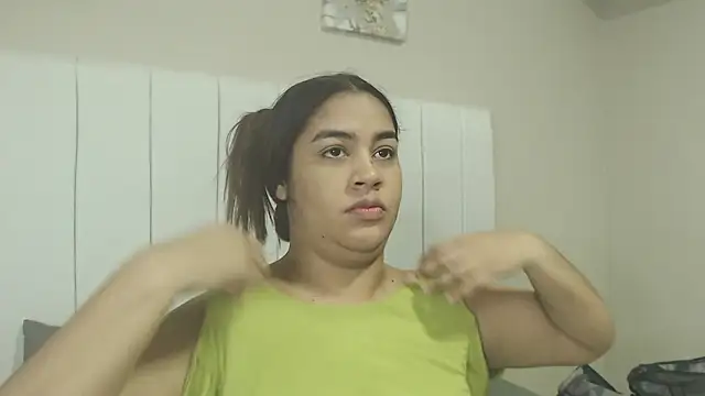 Snapshot of alicce_will02 chatting on 12-22-25, 12:49 alicce will02 online show from 12-22-25, 12:49