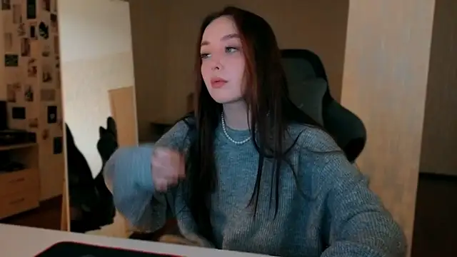 Snapshot of fallin_lovee chatting on 12-20-25, 04:37 fallin lovee online show from 12-20-25, 04:37