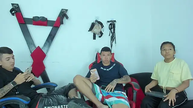 Snapshot of Three_Ways_to_Love chatting on 01-09-26, 12:12 Three Ways to Love online show from 01-09-26, 12:12