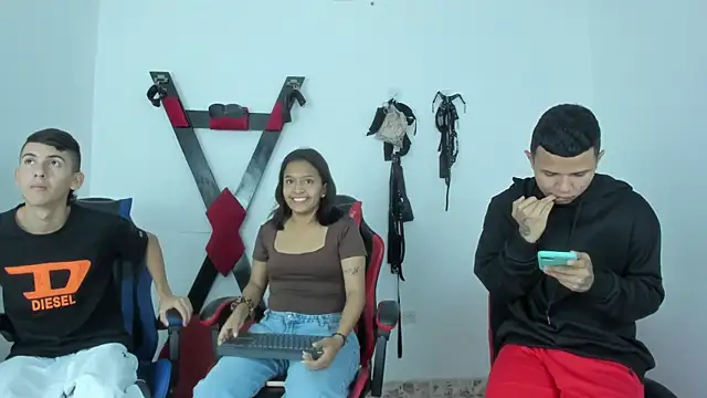 Snapshot of Three_Ways_to_Love chatting on 01-07-26, 12:21 Three Ways to Love online show from 01-07-26, 12:21