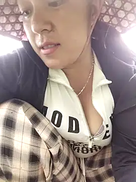 Snapshot of Lucky_cutee chatting on 06-18-26, 10:09 Lucky cutee online show from 06-18-26, 10:09