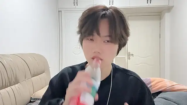 junnan001 online show from 12-22-25, 09:09