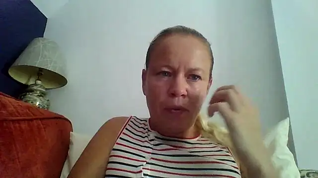 Snapshot of jennyblondeuk chatting on 07-19-26, 12:35 jennyblondeuk online show from 07-19-26, 12:35