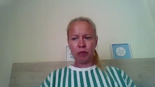 Snapshot of jennyblondeuk chatting on 04-28-26, 04:33 jennyblondeuk online show from 04-28-26, 04:33
