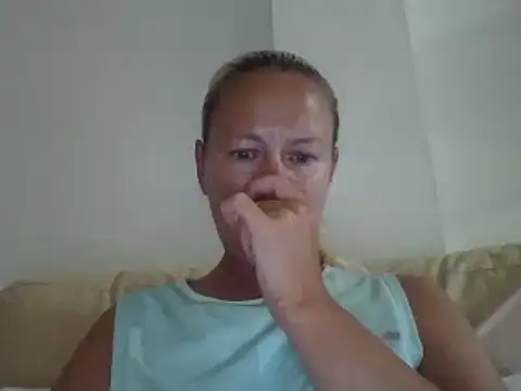 Snapshot of jennyblondeuk chatting on 06-11-26, 08:28 jennyblondeuk online show from 06-11-26, 08:28