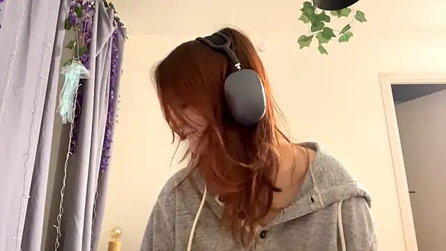 Snapshot of LoftingMumps chatting on 12-21-25, 12:24 LoftingMumps online show from 12-21-25, 12:24