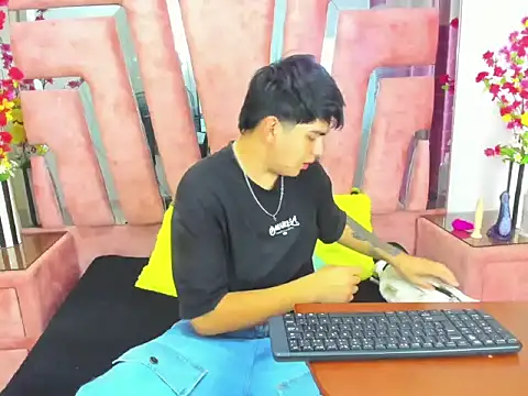 Snapshot of ThomasThund chatting on 01-10-26, 01:06 ThomasThund online show from 01-10-26, 01:06