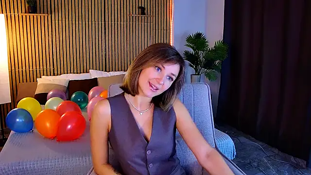 Snapshot of EmeraldGlow chatting on 06-20-26, 02:44 EmeraldGlow online show from 06-20-26, 02:44