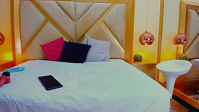 ElenaWatsonn online show from 04-17-26, 08:11