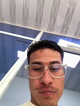 Snapshot of Latin_Paisa_Boy chatting on 04-17-26, 08:33 Latin Paisa Boy online show from 04-17-26, 08:33