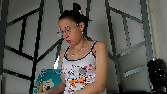 Lunahot68 online show from 04-25-26, 02:47