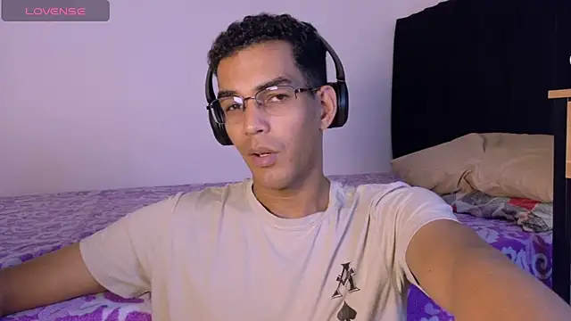 Pikashu7u7 online show from 04-05-26, 05:19