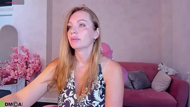 Snapshot of Marie_Hayes chatting on 06-25-26, 01:14 Marie Hayes online show from 06-25-26, 01:14