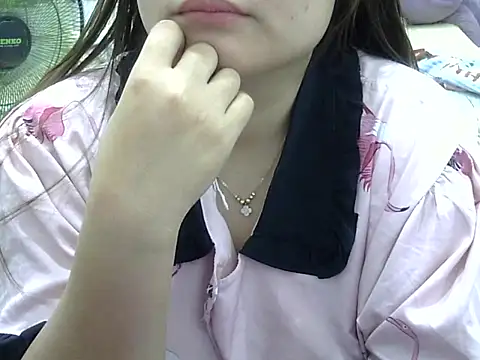 Snapshot of Sarah_no_land chatting on 05-10-26, 07:12 Sarah no land online show from 05-10-26, 07:12