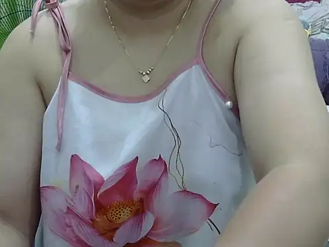 Snapshot of Sarah_no_land chatting on 05-16-26, 05:50 Sarah no land online show from 05-16-26, 05:50