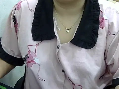 Snapshot of Sarah_no_land chatting on 05-22-26, 04:27 Sarah no land online show from 05-22-26, 04:27