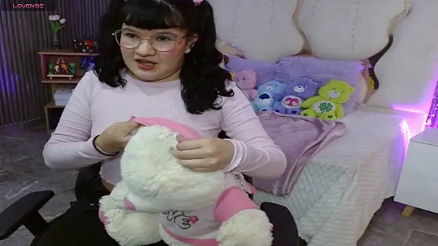 Snapshot of LUAR_TAY chatting on 03-27-26, 05:05 LUAR TAY online show from 03-27-26, 05:05