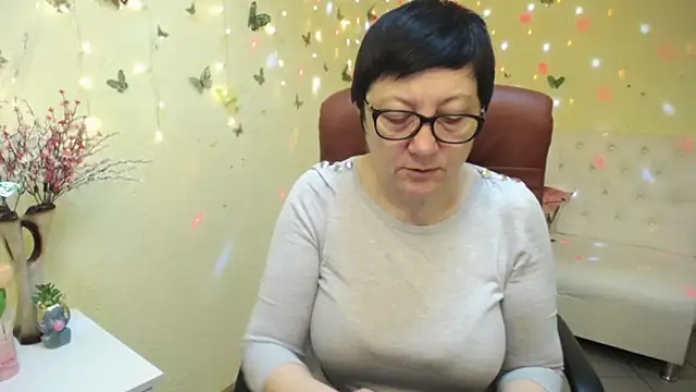 EmilyL0ve online show from 04-28-26, 05:12