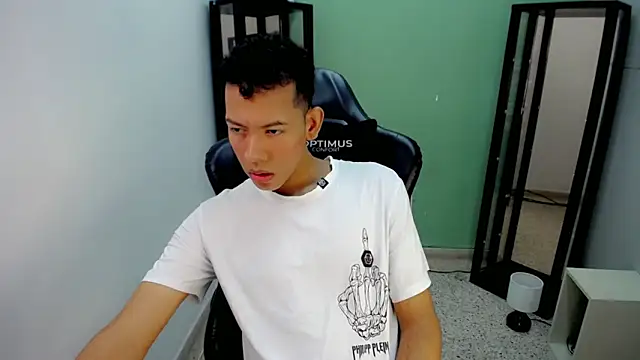 Snapshot of Tupac_D chatting on 01-13-26, 04:16 Tupac D online show from 01-13-26, 04:16