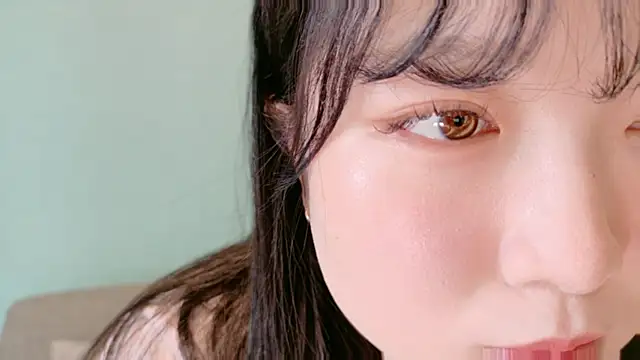   Yui  online show from 04-24-26, 12:45