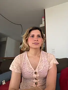 Snapshot of milablossom01 chatting on 06-12-26, 03:32 milablossom01 online show from 06-12-26, 03:32