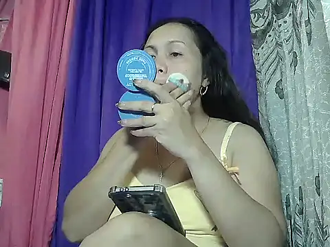 Snapshot of prettymomma24xx chatting on 06-14-26, 06:09 prettymomma24xx online show from 06-14-26, 06:09