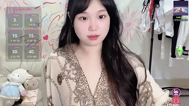 Snapshot of xiaoguai99 chatting on 06-18-26, 12:54 xiaoguai99 online show from 06-18-26, 12:54