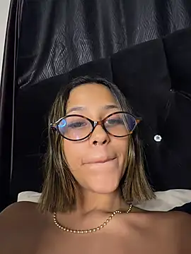 Snapshot of vicky_bass_ chatting on 06-19-26, 03:01 vicky bass online show from 06-19-26, 03:01