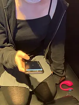 Snapshot of pon05240 chatting on 05-17-26, 11:05 pon05240 online show from 05-17-26, 11:05
