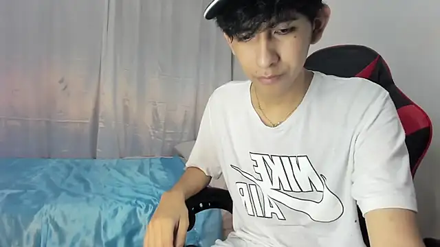 Snapshot of julian_xx chatting on 05-04-26, 07:17 julian xx online show from 05-04-26, 07:17