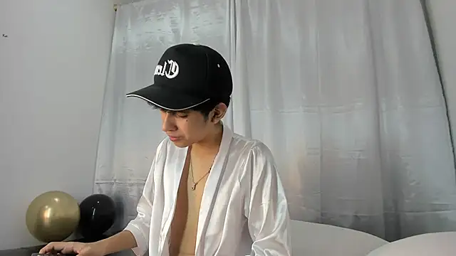 Snapshot of julian_xx chatting on 05-18-26, 06:56 julian xx online show from 05-18-26, 06:56