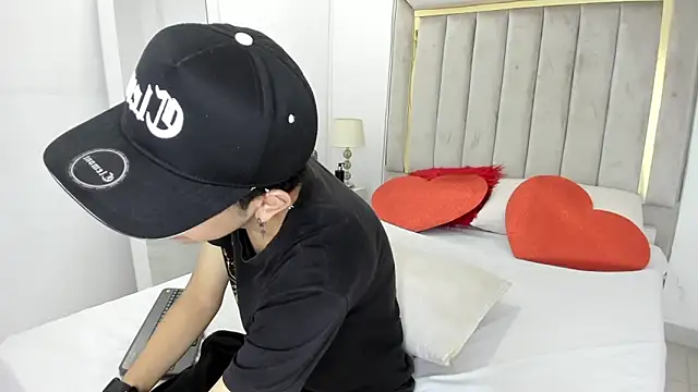 Snapshot of julian_xx chatting on 02-10-26, 07:57 julian xx online show from 02-10-26, 07:57