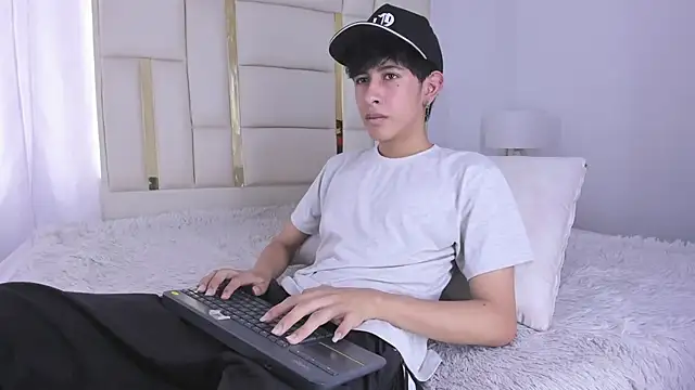 Snapshot of julian_xx chatting on 07-18-26, 07:33 julian xx online show from 07-18-26, 07:33