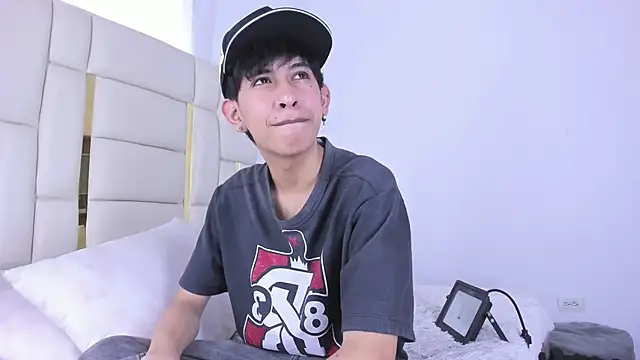 Snapshot of julian_xx chatting on 07-15-26, 07:54 julian xx online show from 07-15-26, 07:54