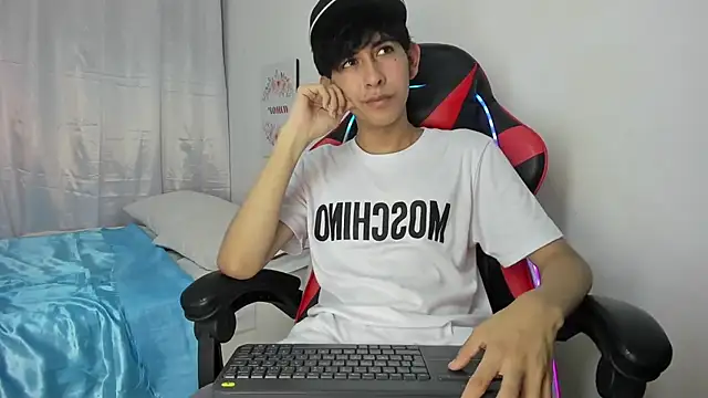 Snapshot of julian_xx chatting on 04-30-26, 07:10 julian xx online show from 04-30-26, 07:10