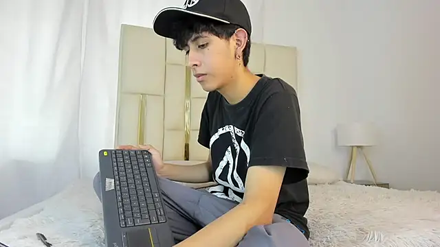 Snapshot of julian_xx chatting on 07-13-26, 07:35 julian xx online show from 07-13-26, 07:35