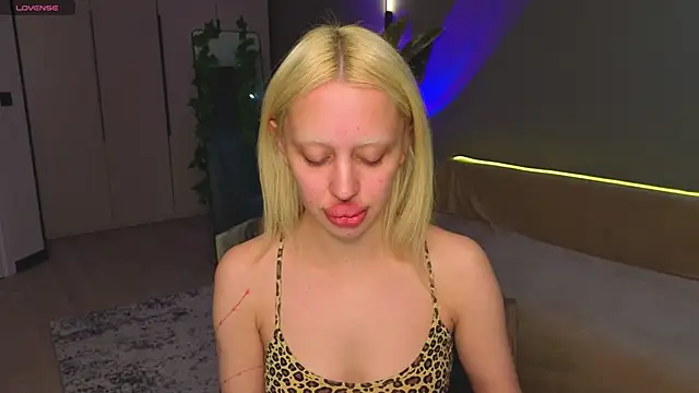 Luna Beverly online show from 05-24-26, 08:20