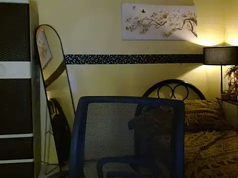 Snapshot of EnviousMaddie chatting on 03-31-26, 12:01 EnviousMaddie online show from 03-31-26, 12:01