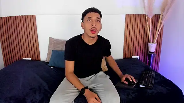 Snapshot of Julian_Dark_ chatting on 02-10-26, 04:22 Julian Dark online show from 02-10-26, 04:22