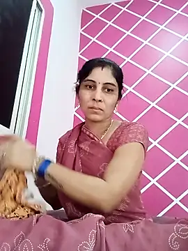 Snapshot of Hot_ree85 chatting on 02-06-26, 05:03 Hot ree85 online show from 02-06-26, 05:03