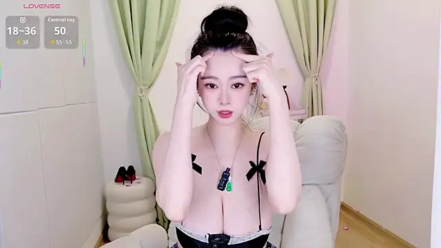 Snapshot of Owo-nO chatting on 06-16-26, 03:45 Owo-nO online show from 06-16-26, 03:45