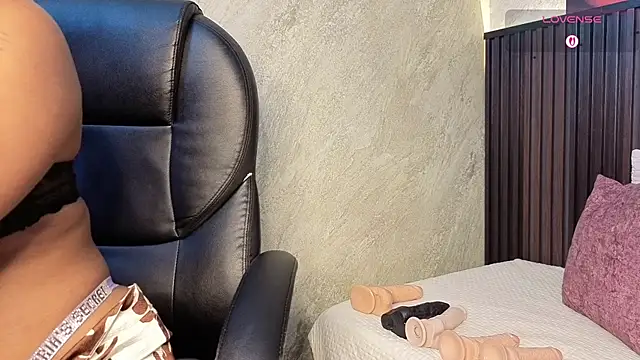 Snapshot of tanisha__lux chatting on 03-29-26, 04:19 tanisha lux online show from 03-29-26, 04:19