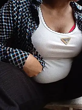 Snapshot of Agnes-baby chatting on 06-13-26, 10:46 Agnes-baby online show from 06-13-26, 10:46