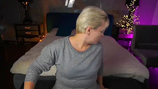 Snapshot of CrystalVibe chatting on 05-14-26, 05:48 CrystalVibe online show from 05-14-26, 05:48