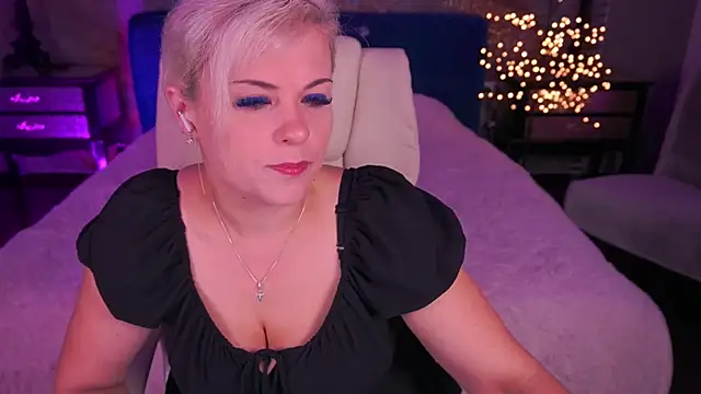 Snapshot of CrystalVibe chatting on 04-24-26, 05:42 CrystalVibe online show from 04-24-26, 05:42