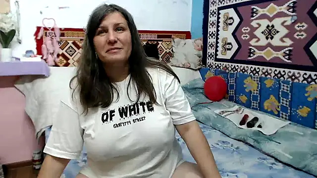 Adelinemilf online show from 06-11-26, 07:27