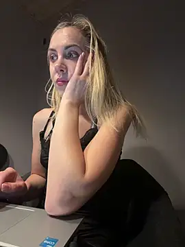 ElenaWhitmore online show from 06-04-26, 10:47