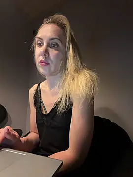 ElenaWhitmore online show from 06-02-26, 10:43